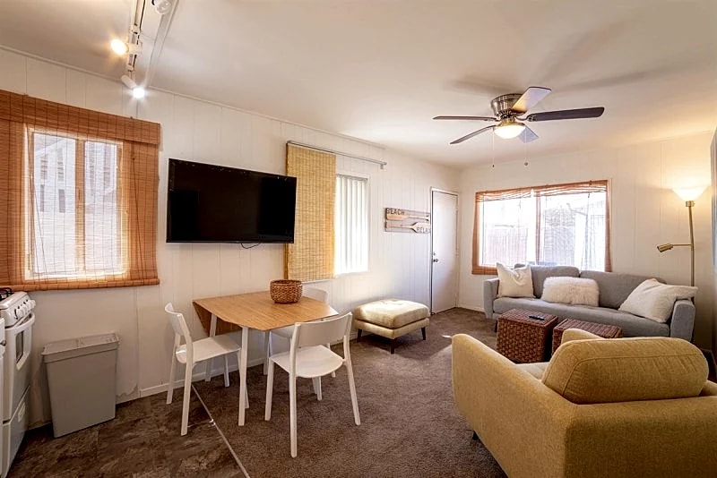 612 Bayview Classic Beach Surfer Pad, Cozy Coastal Escape in Hermosa Beach in Hermosa Beach, California, United States — photo 2