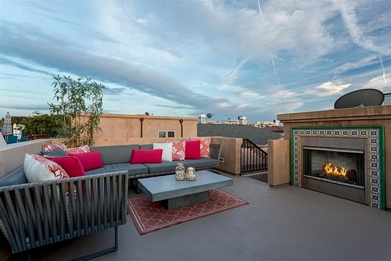Hermosa Beach Living Elevated: Spacious Townhome with Rooftop Ocean Views in Hermosa Beach, California, United States — photo 3