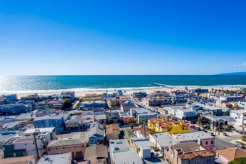 Hermosa Beach Living Elevated: Spacious Townhome with Rooftop Ocean Views in Hermosa Beach, California, United States — photo 2