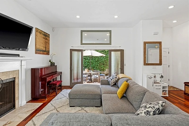 Steps to the Ocean – Spacious 3BR Townhome with Private Yard in South Redondo Beach in Redondo Beach, California, United States — photo 3