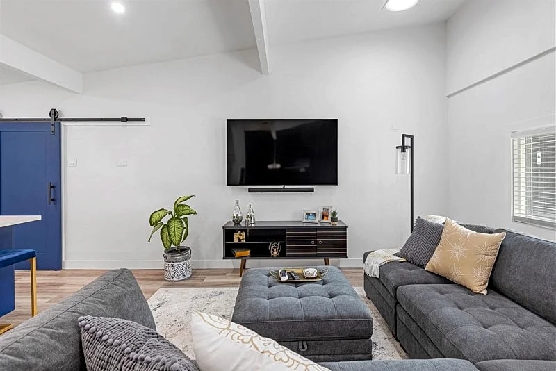 Remodeled 2-Bedroom Furnished Apartment in Redondo Beach with Modern Comfort in Redondo Beach, California, United States — photo 3