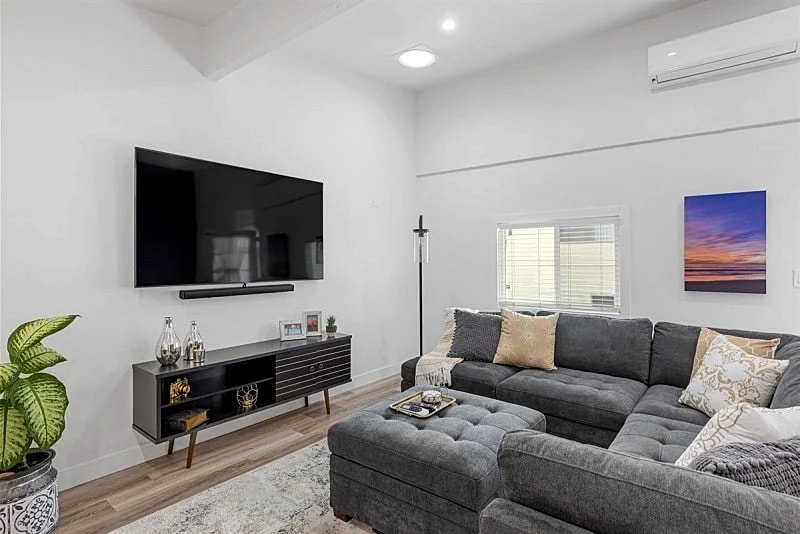 Remodeled 2-Bedroom Furnished Apartment in Redondo Beach with Modern Comfort in Redondo Beach, California, United States — photo 2