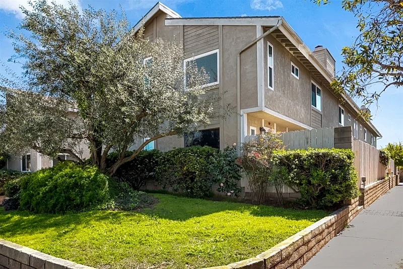 Remodeled 2BR/2.5BA Townhome in Prime Redondo Beach with Garage & Patio in Redondo Beach, California, United States — photo 2