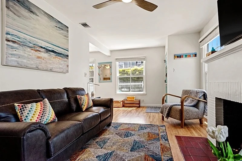 Cozy Furnished Cottage Near Downtown Manhattan Beach & Scenic Greenbelt in Manhattan Beach, California, United States — photo 2