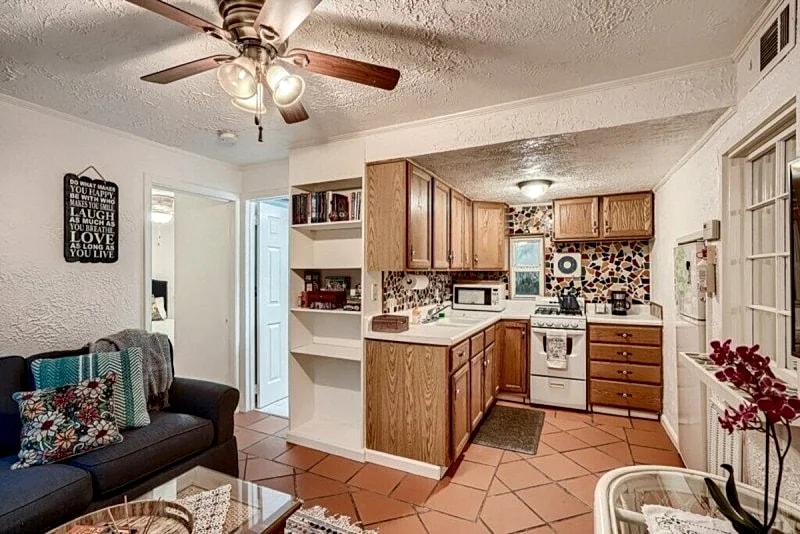 Flamingo Casita 1BD/ 1BA Bungalow w/ Parking in WPB in West Palm Beach, Florida, United States — photo 3