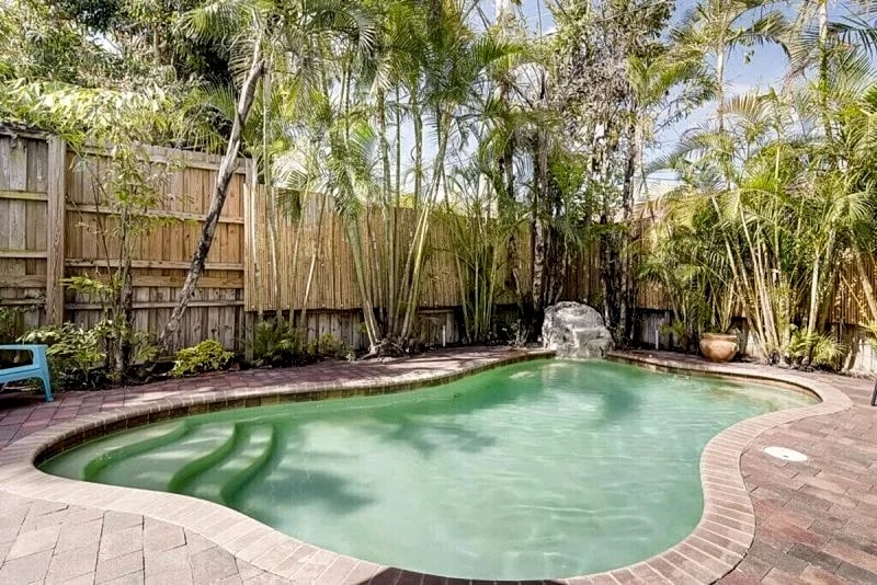 THE PERIWINKLE HOUSE | 4BD/2BA| SLEEP 8 in West Palm Beach, Florida, United States — photo 3
