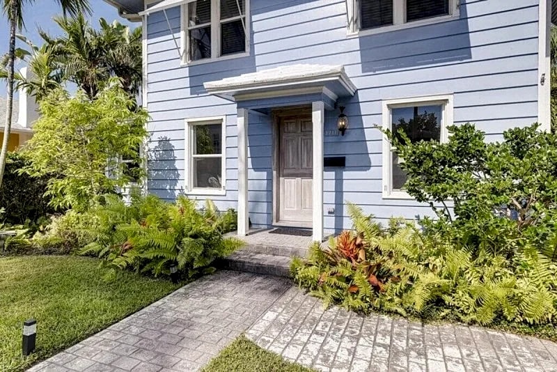 THE PERIWINKLE HOUSE | 4BD/2BA| SLEEP 8 in West Palm Beach, Florida, United States — photo 4