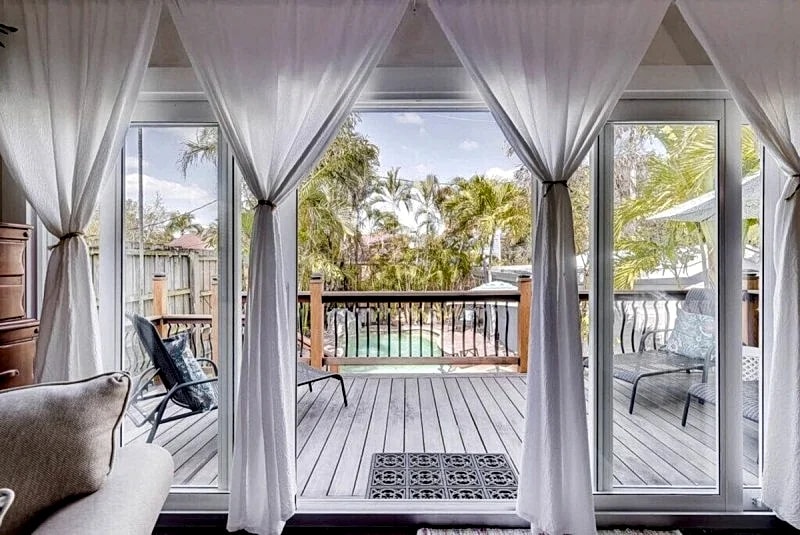 THE PERIWINKLE HOUSE | 4BD/2BA| SLEEP 8 in West Palm Beach, Florida, United States — photo 2
