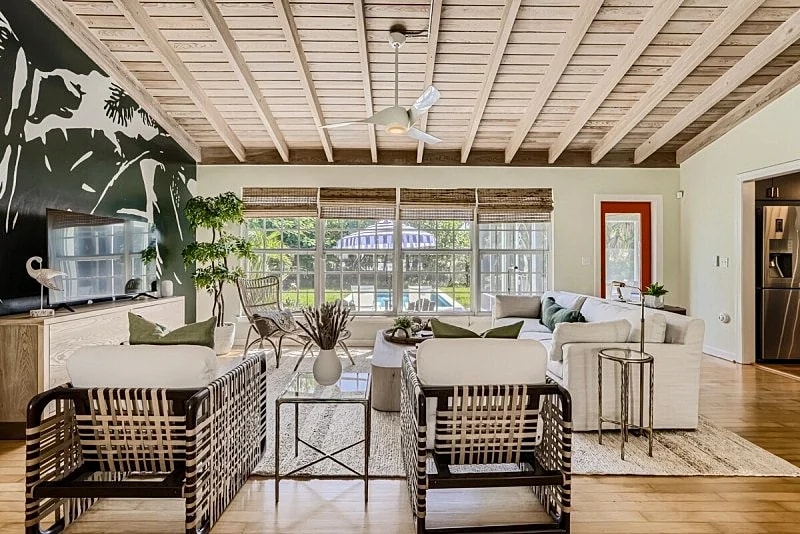 PEACOCK OASIS - 3BD/2BA, POOL - NEW!! Private Pool + Quiet Neighborhood in Lake Worth Beach, Florida, United States — photo 3