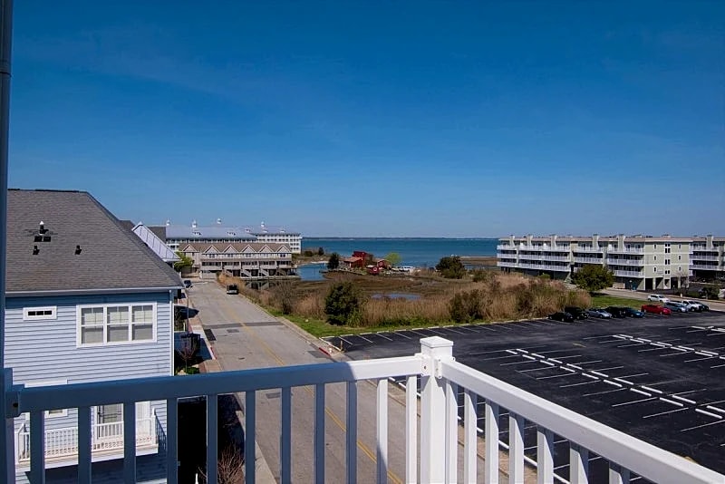 Great for Groups! Large Mid Town Townhome - Steps to Beach, Bayside, Attractions