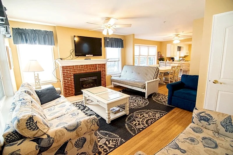 New Downtown Large Beach House – Steps to the Beach & Boardwalk - 3 Kitchens in Ocean City, Maryland, United States — photo 2