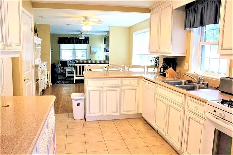 New Downtown Large Beach House – Steps to the Beach & Boardwalk - 3 Kitchens in Ocean City, Maryland, United States — photo 4