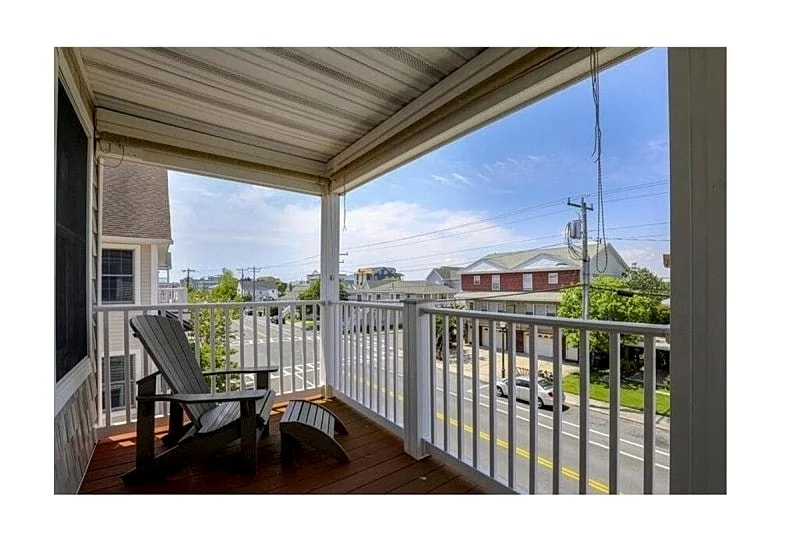 Beautiful Downtown Property - Steps to the Boardwalk & Beach! in Ocean City, Maryland, United States — photo 2