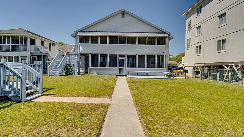 BARNETT HOUSE BOTTOM - OCEANFRONT - WINDY HILL SECTION in North Myrtle Beach, South Carolina, United States — photo 2