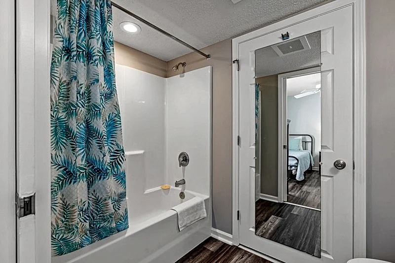 CRESCENT SHORES N - 105 - OCEANFRONT-CRESCENT BEACH SECTION in North Myrtle Beach, South Carolina, United States — photo 3