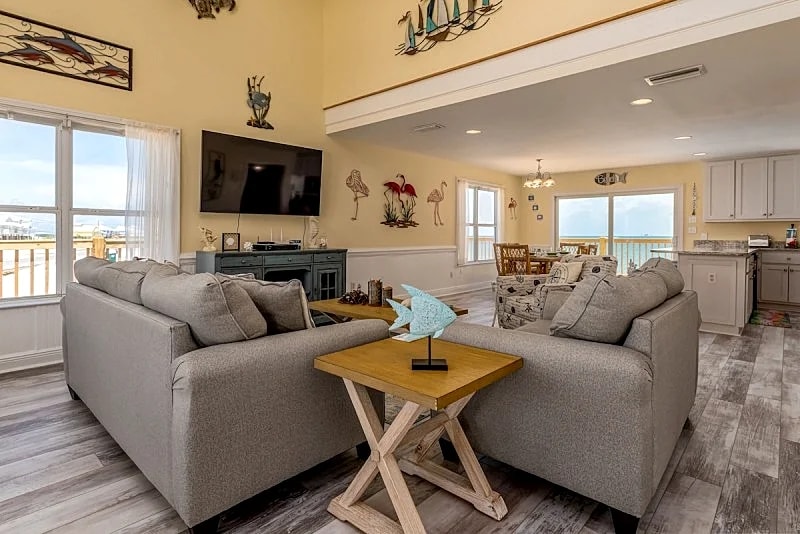 Gorgeous views, on the beach, huge deck! - The Boat House in Dauphin Island, Alabama, United States — photo 2