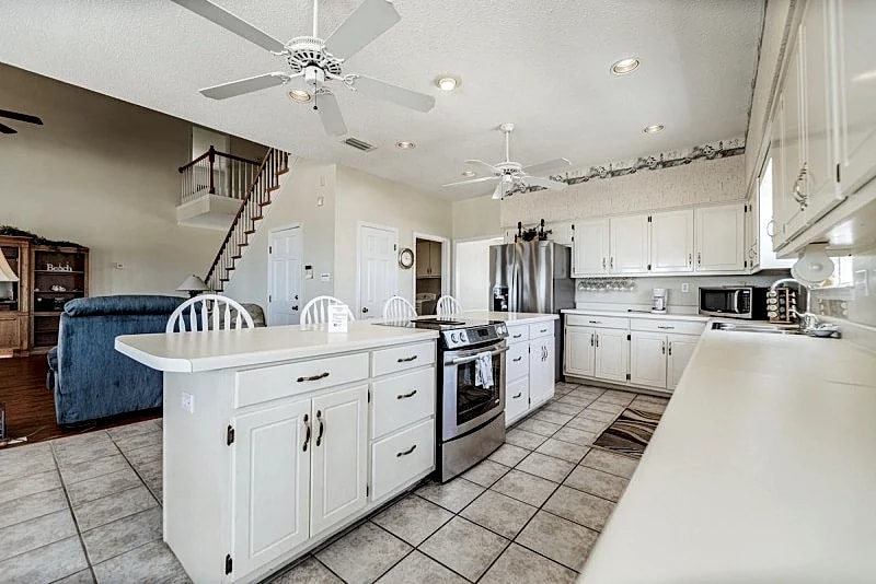 Large Bayfront Home on sandy Bay beach with large screened porch. in Dauphin Island, Alabama, United States — photo 4