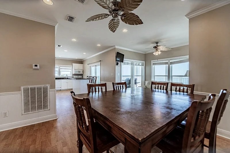 Shamrock Shores - Gulf-front 6 Bedroom Beach House, 2 kitchens, Pet-Friendly in Dauphin Island, Alabama, United States — photo 2