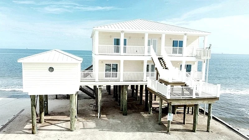 Shamrock Shores - Gulf-front 6 Bedroom Beach House, 2 kitchens, Pet-Friendly in Dauphin Island, Alabama, United States — photo 3