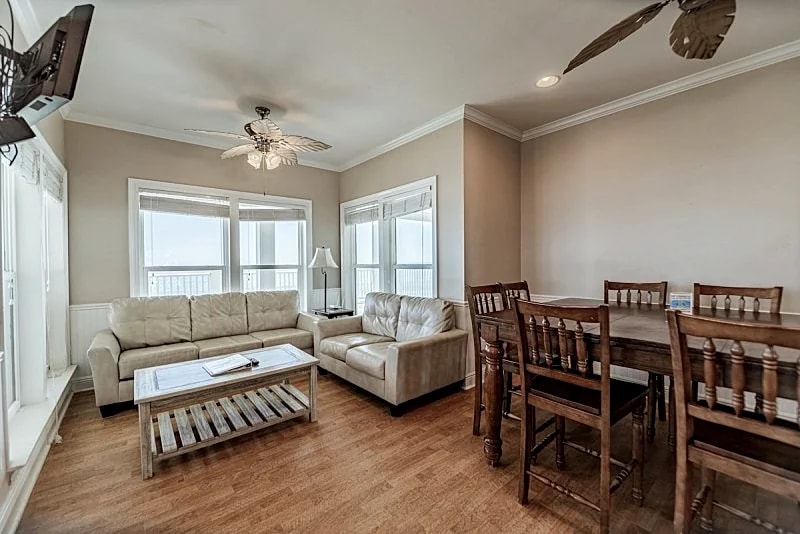 Shamrock Shores - Gulf-front 6 Bedroom Beach House, 2 kitchens, Pet-Friendly in Dauphin Island, Alabama, United States — photo 4