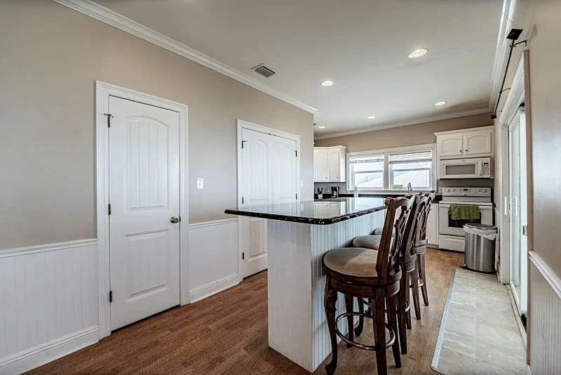 Shamrock Shores - Gulf-front 6 Bedroom Beach House, 2 kitchens, Pet-Friendly in Dauphin Island, Alabama, United States — photo 5