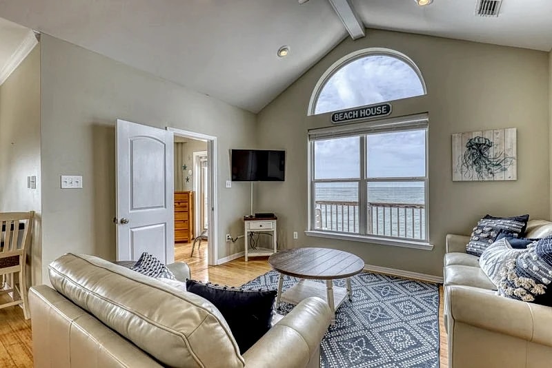 Beautifully Decorated, Comfortable, Beachfront 3 Bedroom House on Gulf Beach in Dauphin Island, Alabama, United States — photo 3