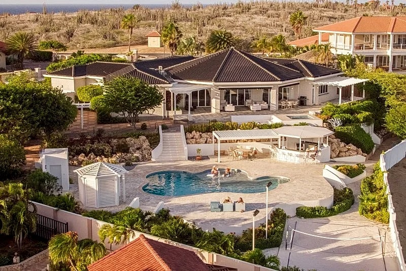 MAJESTIC RETREAT FIVE-BEDROOM MANSION - BB02