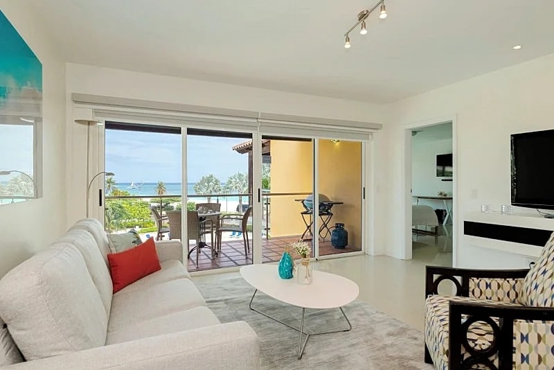 Beachfront - Deluxe View 1BR condo - E323-2 in Oranjestad, Aruba — photo 2