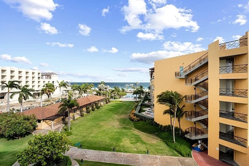 Beachfront - Emerald View 2BR condo - P416 in Oranjestad, Aruba — photo 4
