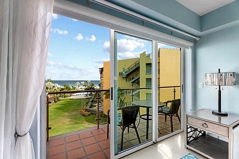 Beachfront - Emerald View 2BR condo - P416 in Oranjestad, Aruba — photo 2