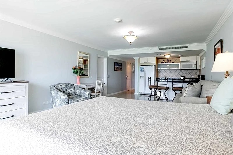 Beachfront - Glamour View Studio - E422-1 in Oranjestad, Aruba — photo 4