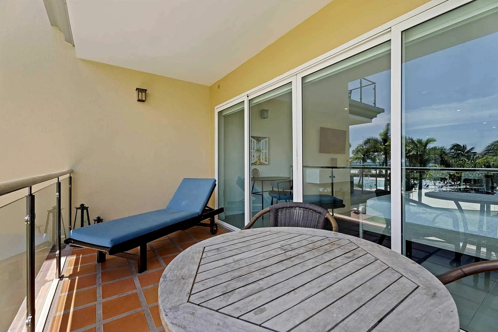 Beachfront - Superior View Studio condo - E225-1 in Oranjestad, Aruba — photo 4