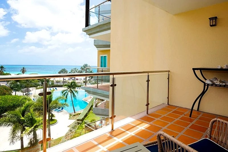 Beachfront - Glamour View 2BR condo - E422-2 in Oranjestad, Aruba — photo 2