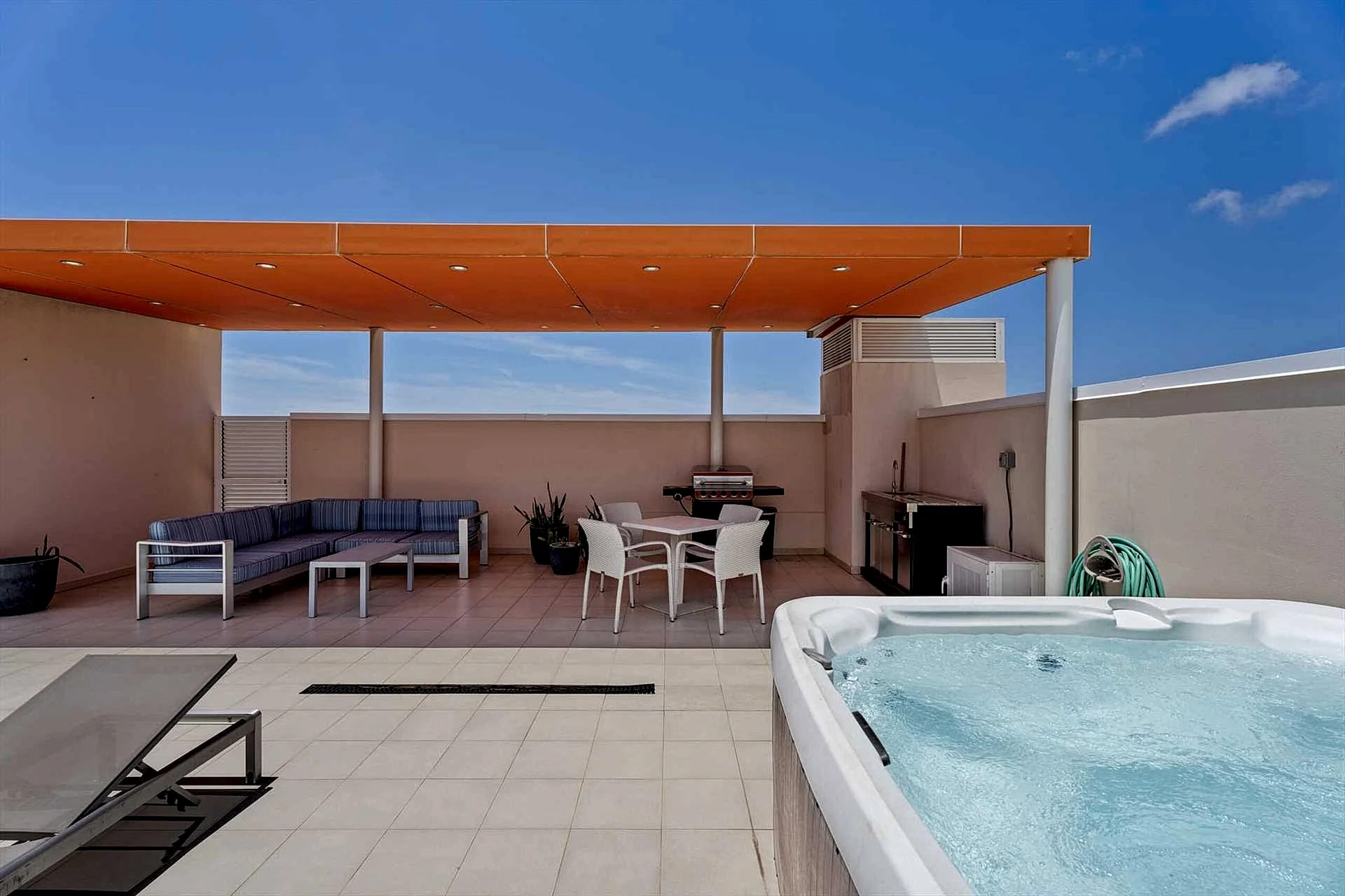 Beach View- Scenic View Penthouse 2BR condo- LV607 in Oranjestad, Aruba — photo 4
