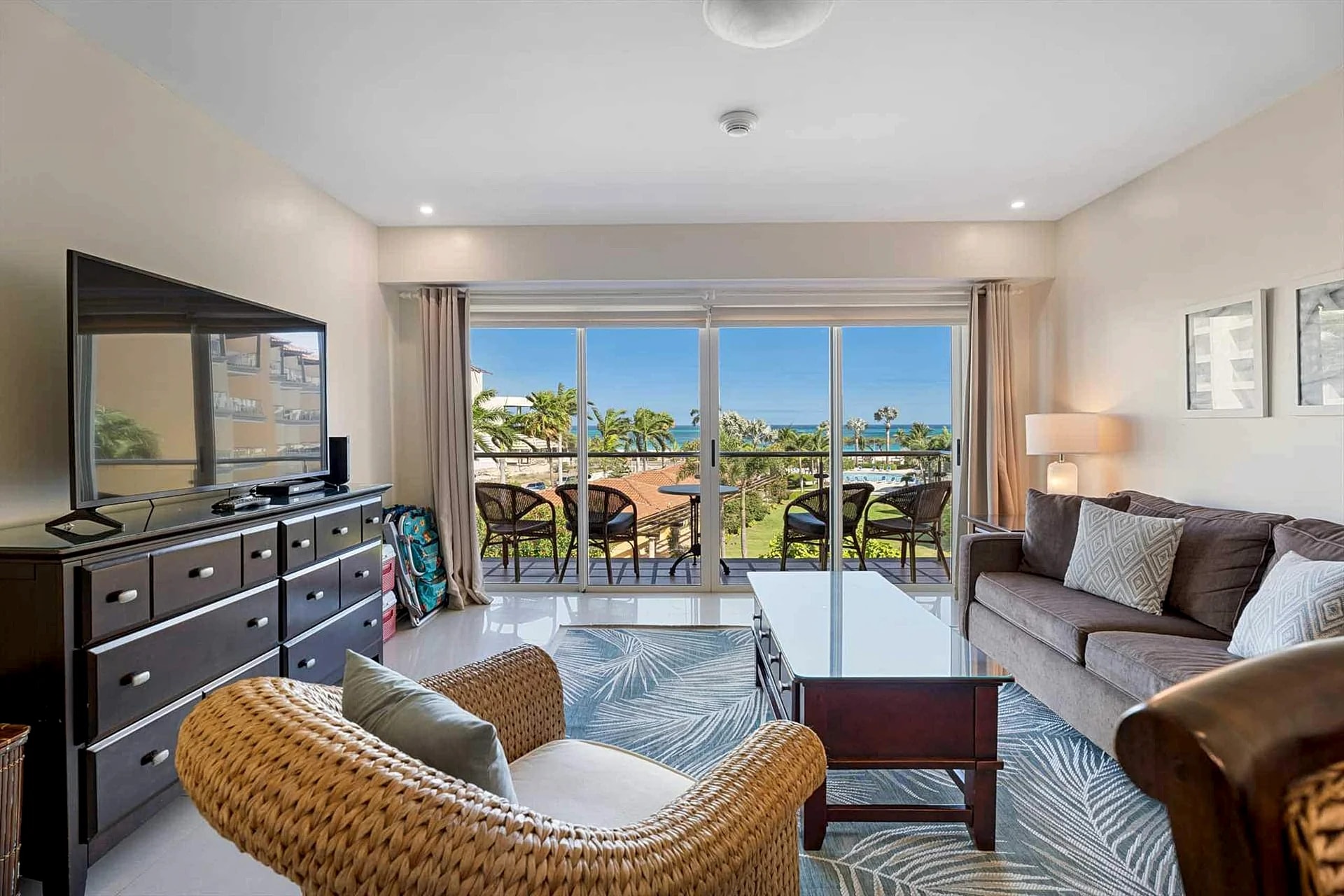 Beachfront - Emerald View 1BR condo - P314