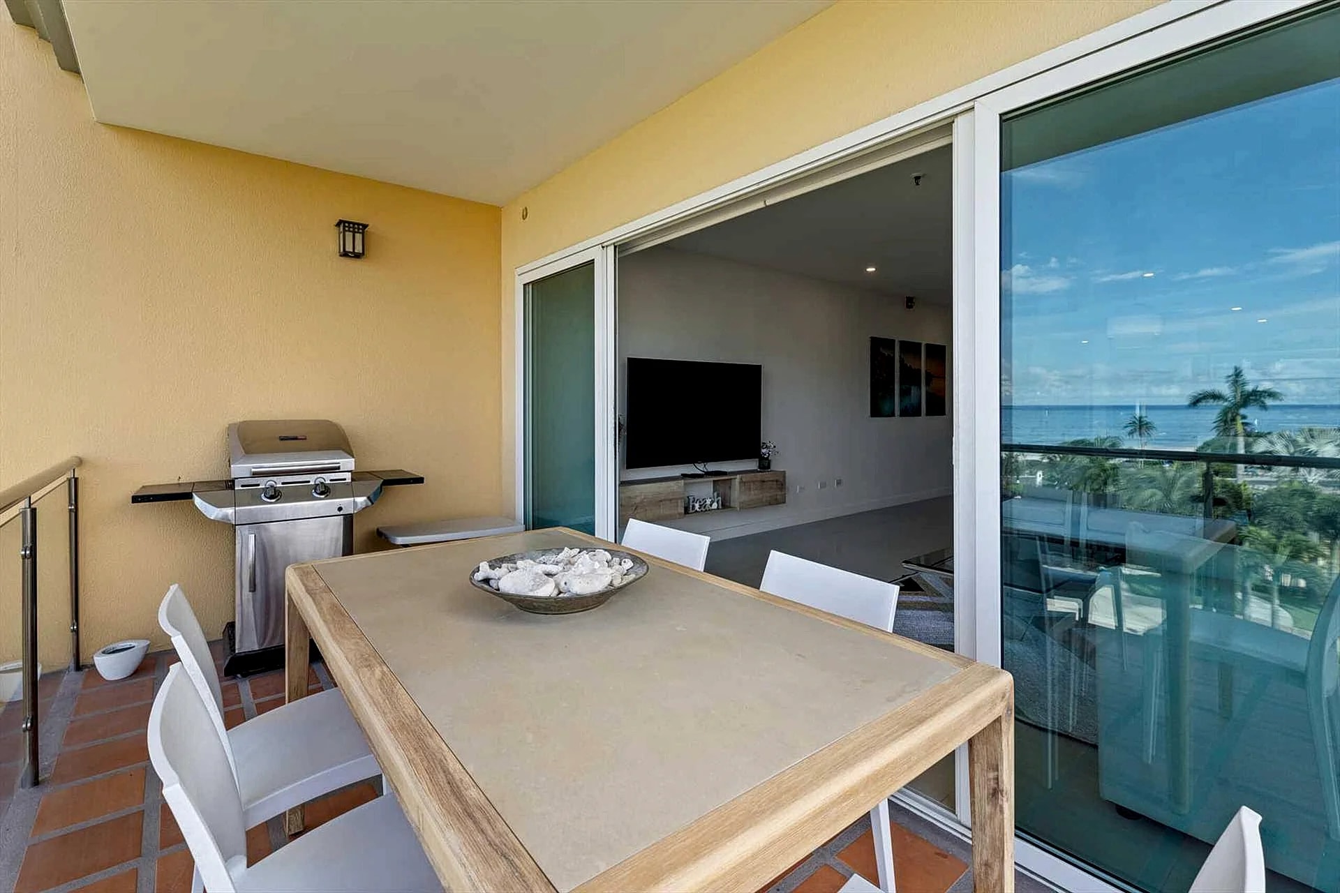 Beachfront - Flamingo Luxury 2BR condo - E423 in Oranjestad, Aruba — photo 5