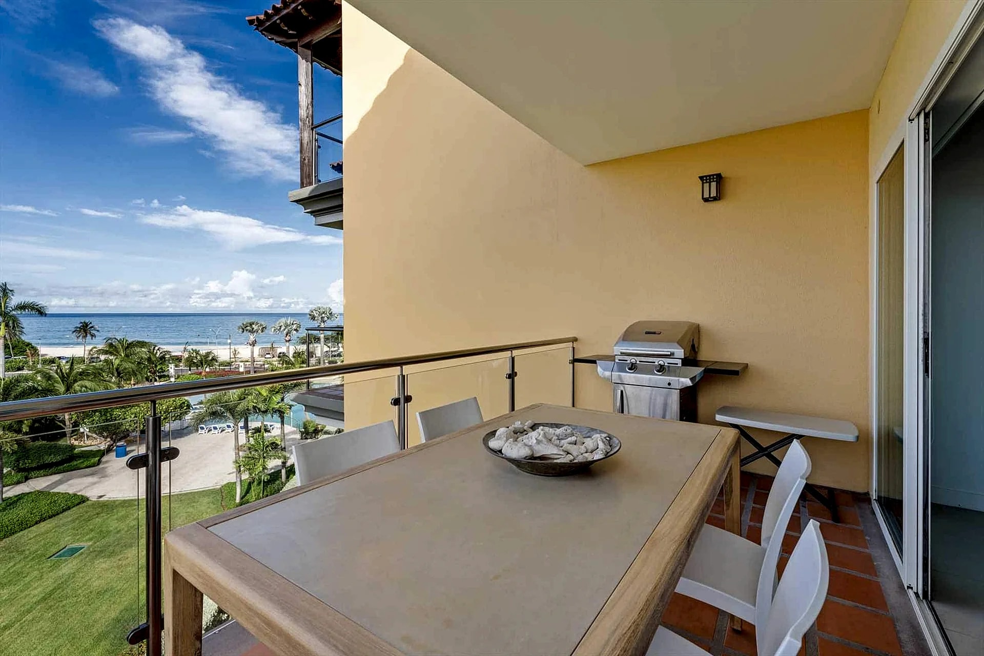 Beachfront - Flamingo Luxury 2BR condo - E423 in Oranjestad, Aruba — photo 4
