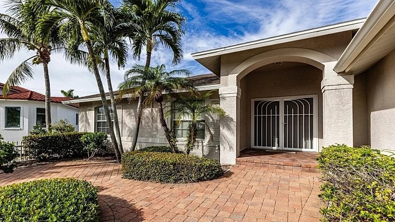 Five bedrooms with beach access. in Marco Island, Florida, United States — photo 2
