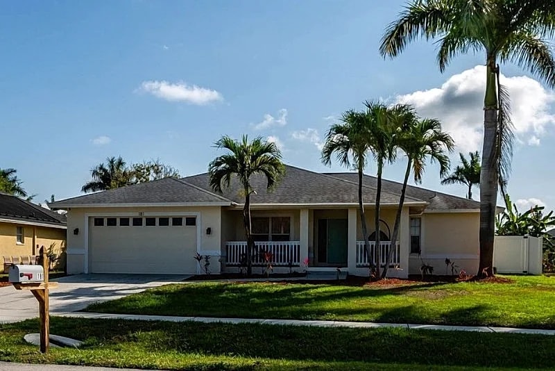 Super cute 3/2 inland home with heated pool in Marco Island, Florida, United States — photo 2