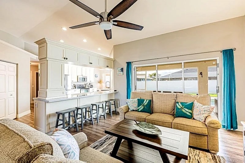 Super cute 3/2 inland home with heated pool in Marco Island, Florida, United States — photo 4