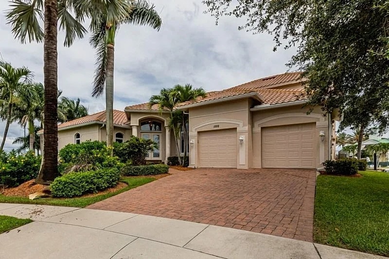 5/4.5 Beautiful home with views of the Marco River in Marco Island, Florida, United States — photo 3