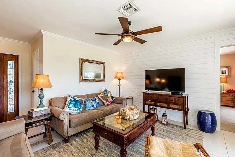 Relax in this lovely 3/2 waterfront pool home in Marco Island, Florida, United States — photo 4