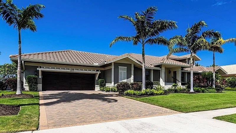 Spectacular 4 bedroom home in the Tigertail area close to beach access. in Marco Island, Florida, United States — photo 2