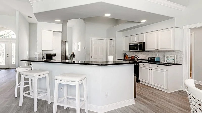Luxury 4BR, 2BA home w/ private pool & Spa. Great location to Tigertail Bch... in Marco Island, Florida, United States — photo 4