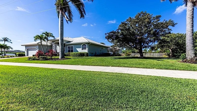 Luxury 4BR, 2BA home w/ private pool & Spa. Great location to Tigertail Bch... in Marco Island, Florida, United States — photo 3