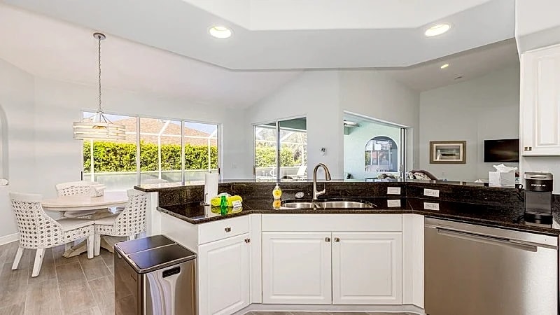 Luxury 4BR, 2BA home w/ private pool & Spa. Great location to Tigertail Bch... in Marco Island, Florida, United States — photo 5