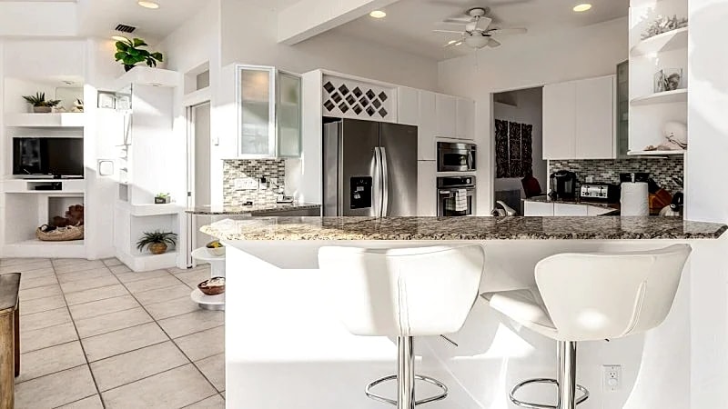 Stunning 4 bedroom home with 3 bathrooms, heated pool, and spa in Marco Island, Florida, United States — photo 4