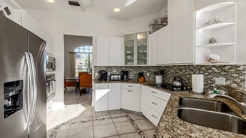 Stunning 4 bedroom home with 3 bathrooms, heated pool, and spa in Marco Island, Florida, United States — photo 5