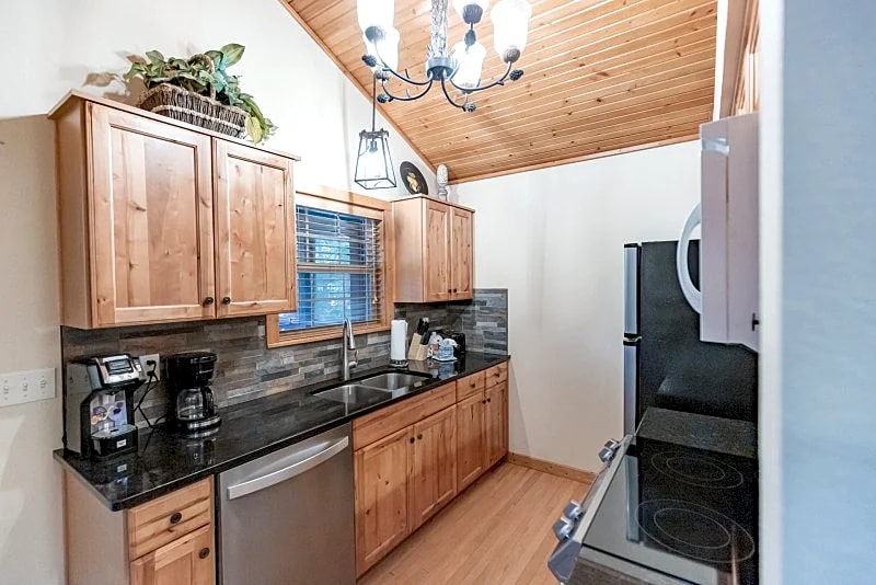 Lakeside Delight 2Br Lakefront Cabin L69 in Branson West, Missouri, United States — photo 4