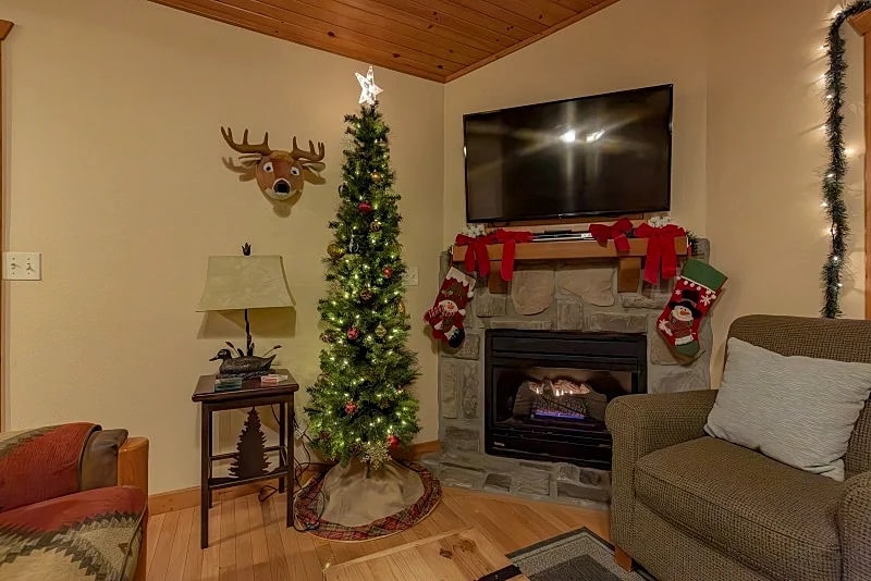 Lakeside Delight 2Br Lakefront Cabin L69 in Branson West, Missouri, United States — photo 2